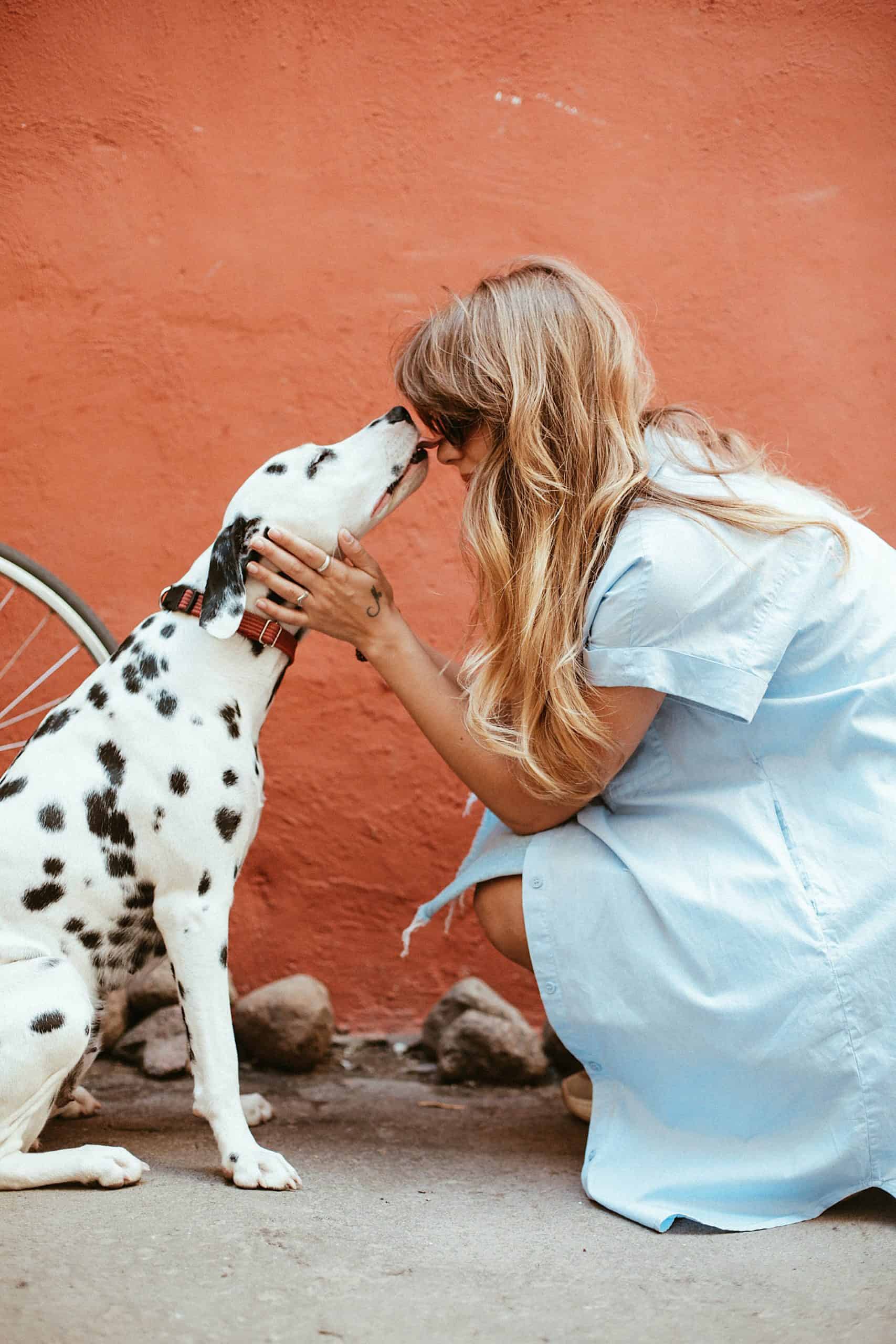 tapis de souris personnalisé femme fait câlin chien